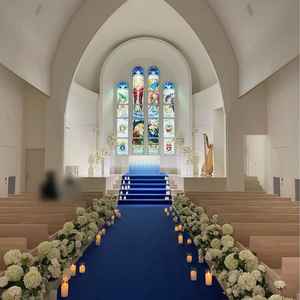 天候に左右されないステンドグラスの独立型チャペル。天井が高くて綺麗でした。