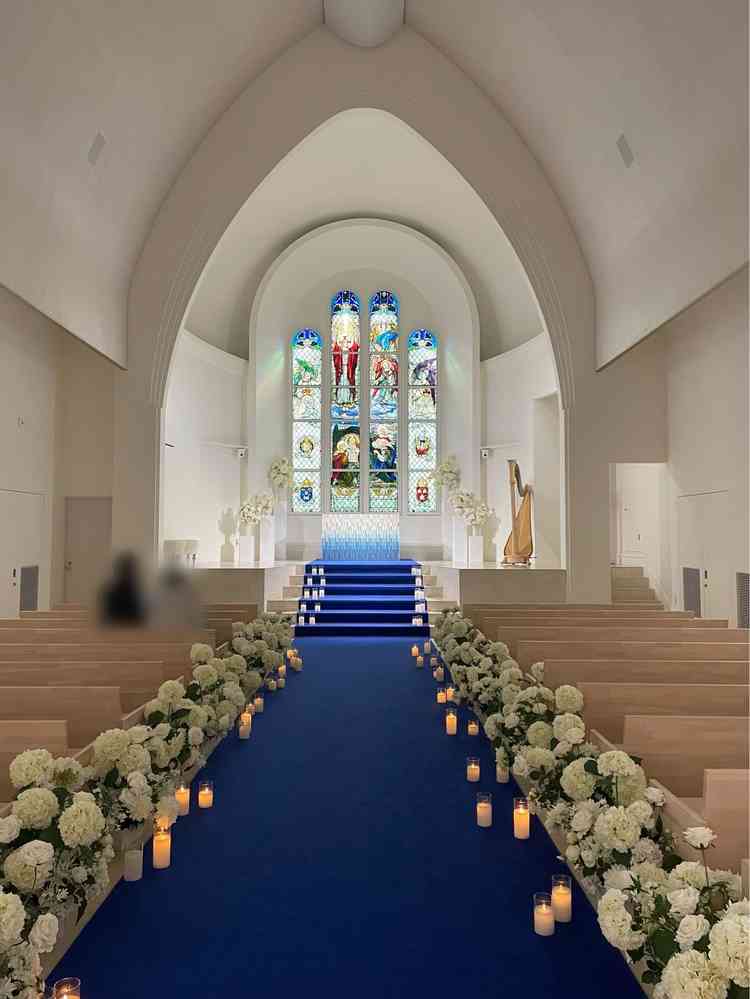 天候に左右されないステンドグラスの独立型チャペル。天井が高くて綺麗でした。