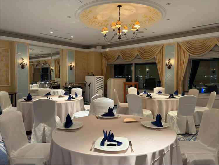 エーゲという会場です。海側の眺望の会場になります。イエロー、ブルーのカラーの雰囲気が可愛らしいです。