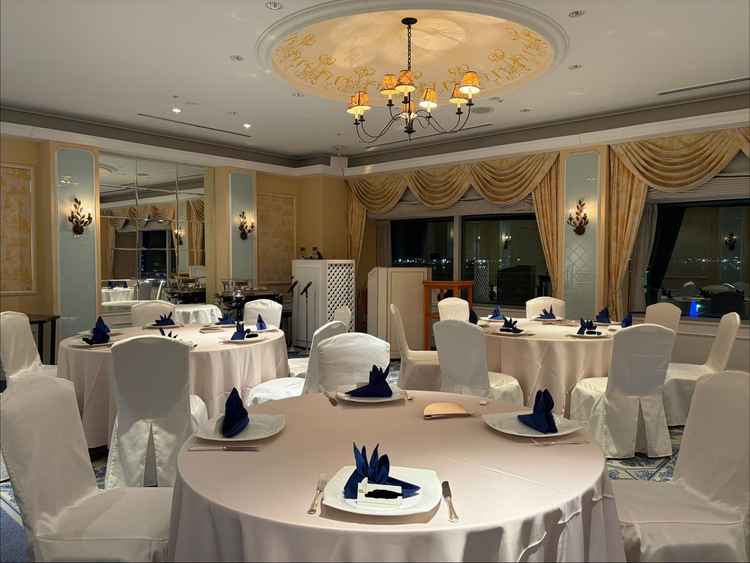 エーゲという会場です。海側の眺望の会場になります。イエロー、ブルーのカラーの雰囲気が可愛らしいです。