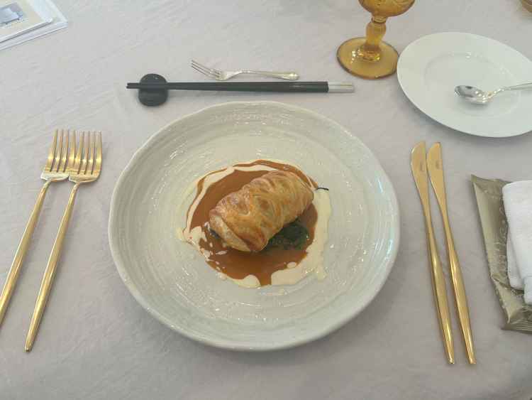 メイン料理。お肉料理とお魚料理を食べ比べしました。高級感があり、料理も出来たてで美味しかった。