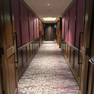 挙式会場に行く手前の廊下でご両親に身だしなみをここで整えてもらったりもできるときき、素敵に思えた。