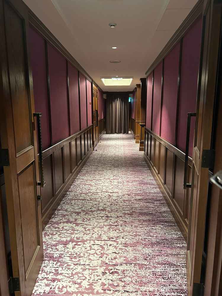 挙式会場に行く手前の廊下でご両親に身だしなみをここで整えてもらったりもできるときき、素敵に思えた。