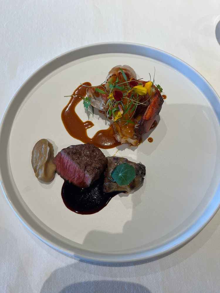 お肉料理(左下)とお魚料理(右上)をワンプレートにした一品。どちらも柔らかくて美味しかった。