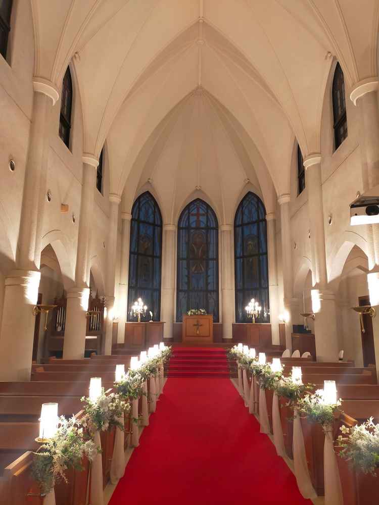 チャペル。赤い絨毯と白い天井がとても綺麗。ステンドグラスも綺麗で厳かな雰囲気。