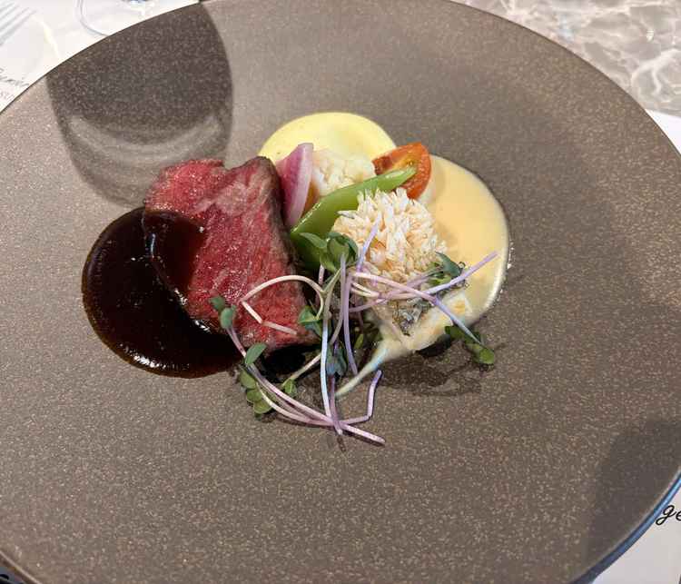 メインの魚料理(真鯛）と肉料理(国産牛ロース）。鯛の鱗がパリパリしており美味しかった。