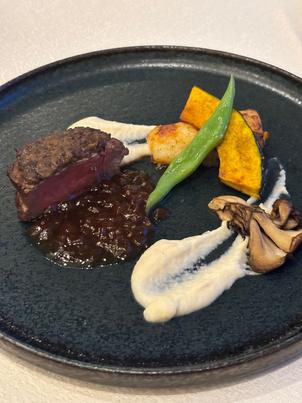 メインディッシュ。お肉とシャリアピンソースの組み合わせがとても美味しかったです。