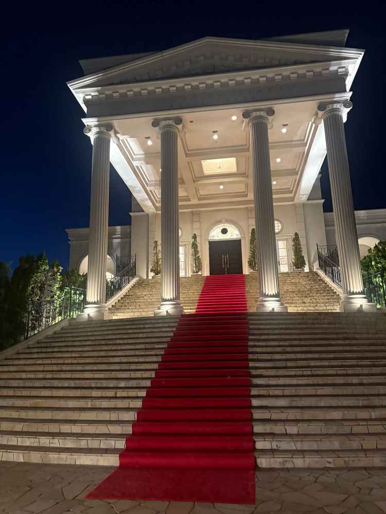 チャペルの外観の様子。とても長い階段が印象的