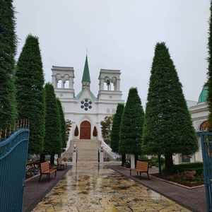 ゆとりのある広々とした入口で、特別感のある雰囲気が感じられました。