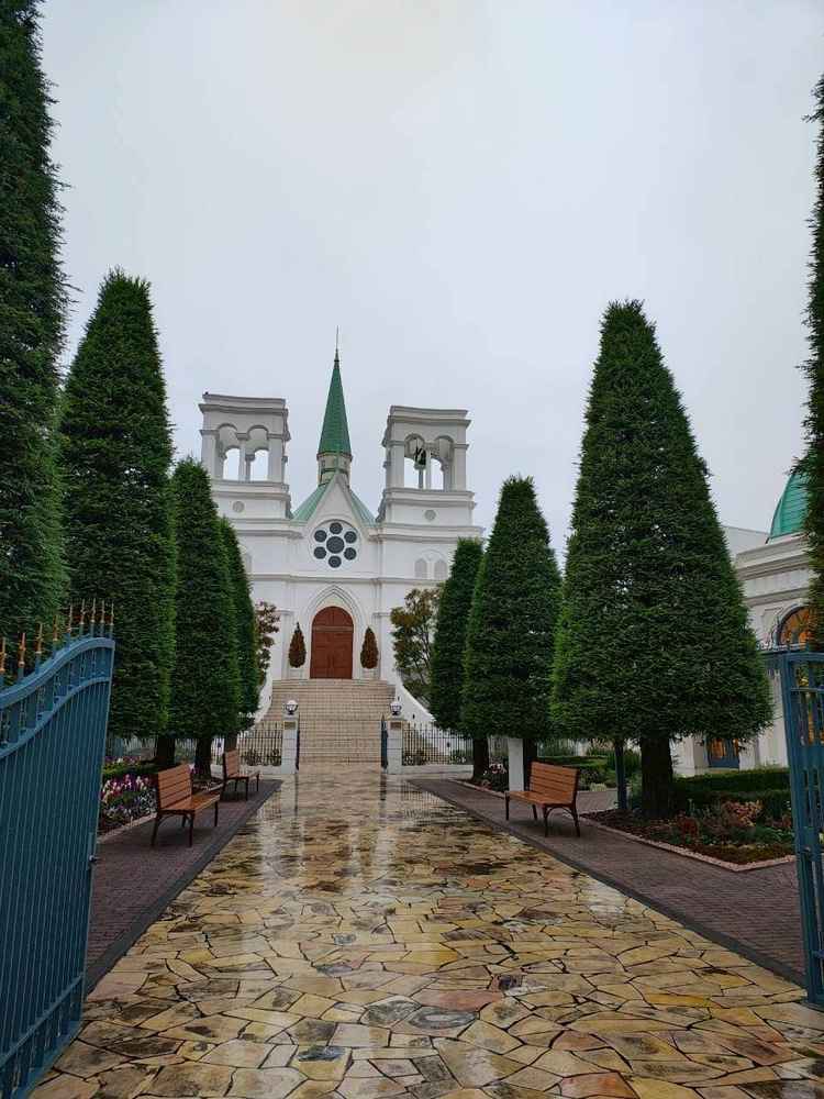 ゆとりのある広々とした入口で、特別感のある雰囲気が感じられました。