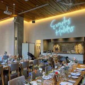 披露宴会場。シャンデリアの代わりにファンがつけられていてアットホームな印象でした。