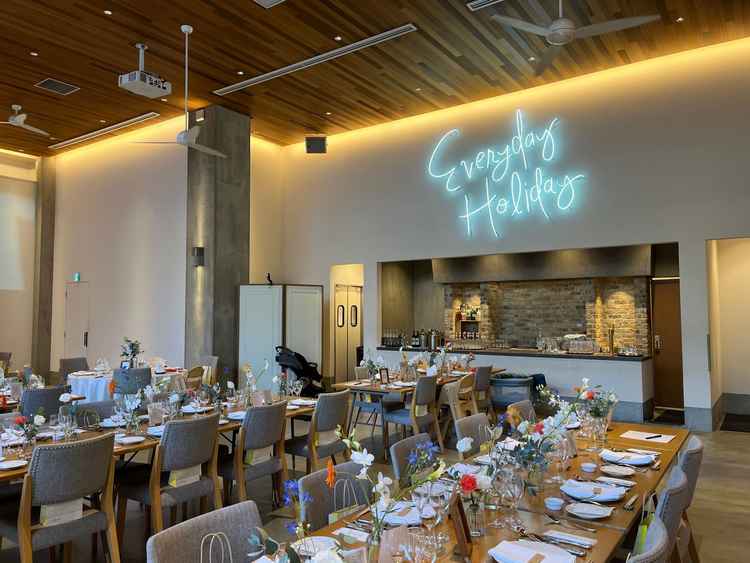 披露宴会場。シャンデリアの代わりにファンがつけられていてアットホームな印象でした。