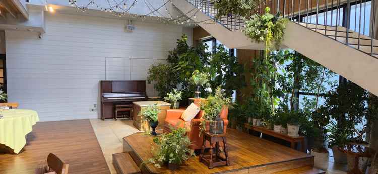 カジュアルな方の披露宴会場は元々の装飾も多く、雰囲気のある会場だった