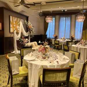 50名ほど収容できる披露宴。ゲストテーブルで5万、メインは30万程度。少し予算オーバー。