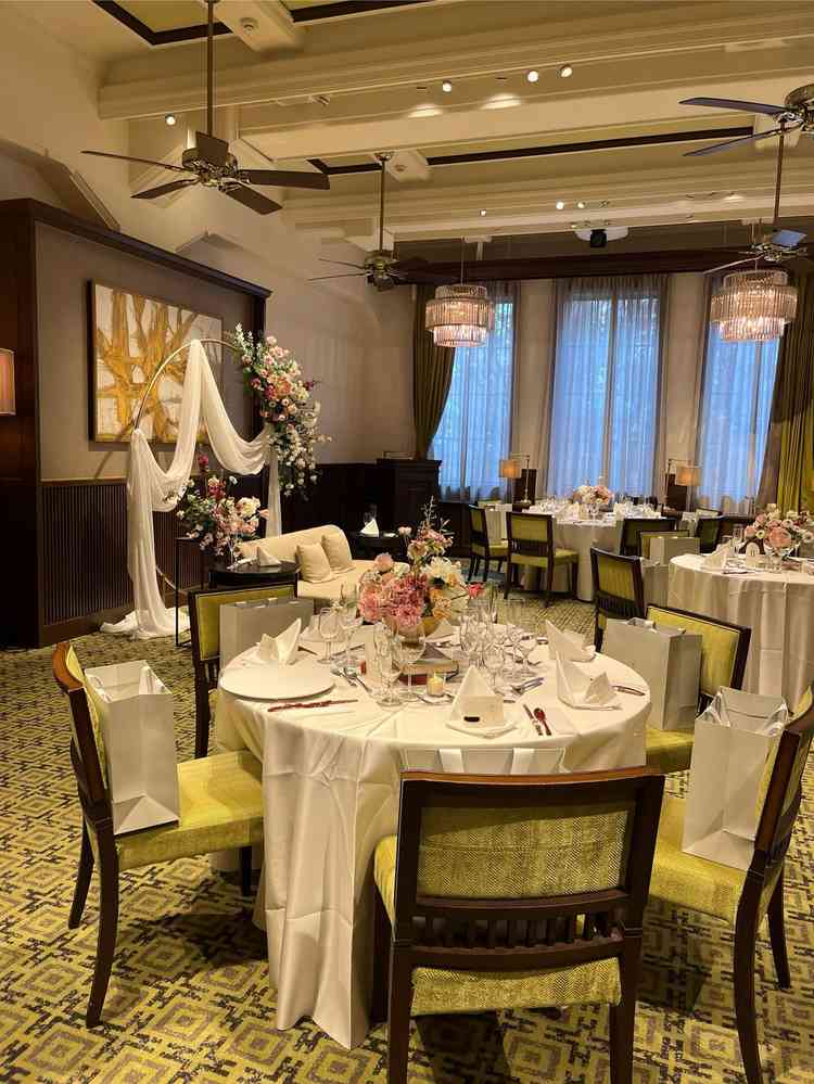 50名ほど収容できる披露宴。ゲストテーブルで5万、メインは30万程度。少し予算オーバー。