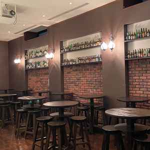 待合室がジャズバーをイメージした雰囲気で、横浜らしい赤レンガや街灯がとてもオシャレ