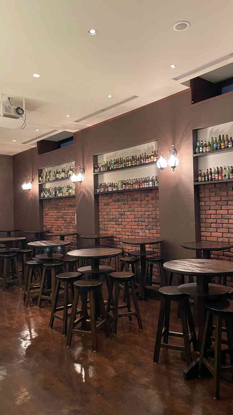 待合室がジャズバーをイメージした雰囲気で、横浜らしい赤レンガや街灯がとてもオシャレ