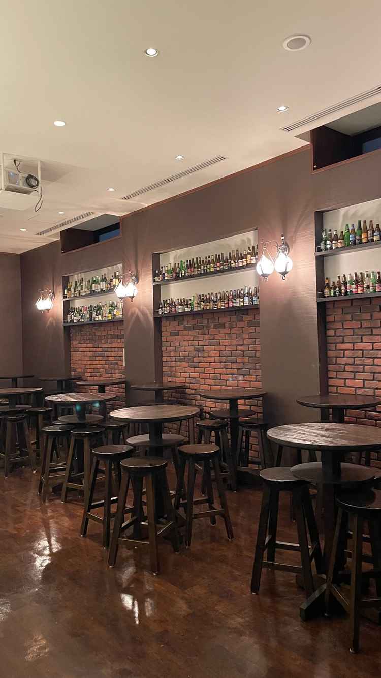 待合室がジャズバーをイメージした雰囲気で、横浜らしい赤レンガや街灯がとてもオシャレ