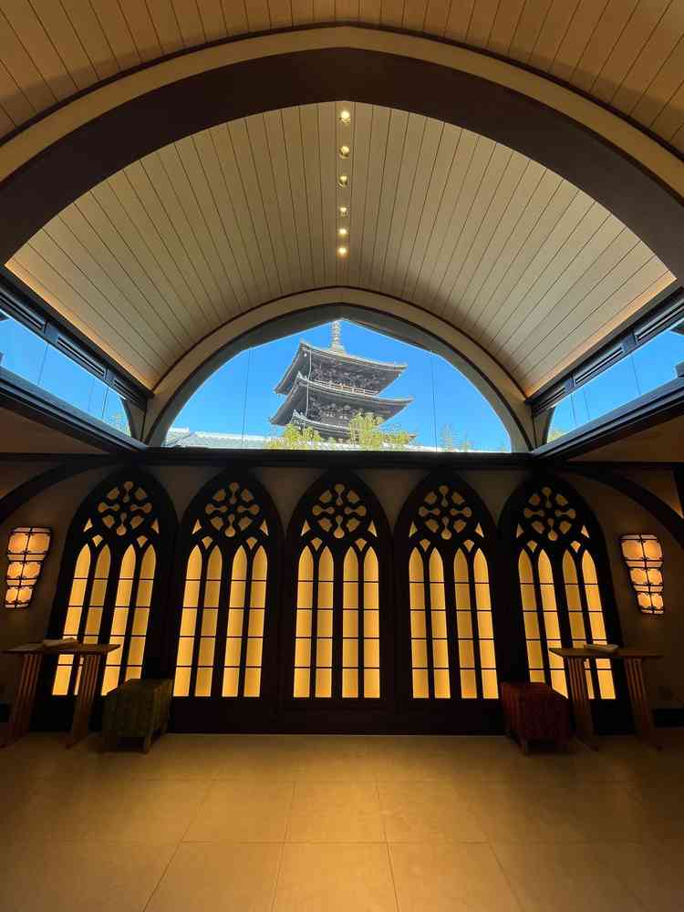 和でも洋でも可能なチャペル会場で、目の前にヤサカが見える雰囲気の良い空間でした。