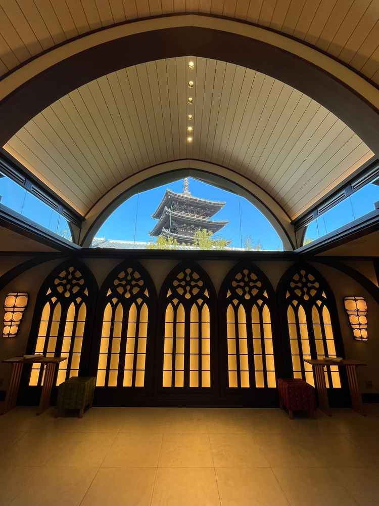 和でも洋でも可能なチャペル会場で、目の前にヤサカが見える雰囲気の良い空間でした。