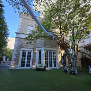 ガーデンエリア。芝は人工芝。音楽が大音量で流れました。