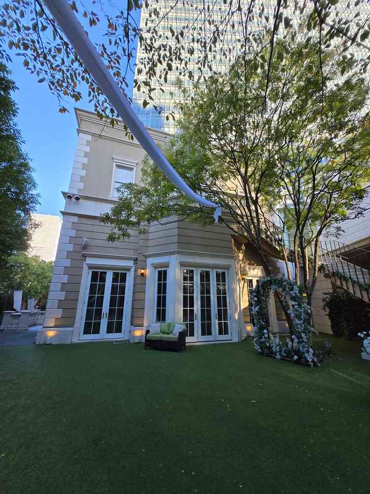 ガーデンエリア。芝は人工芝。音楽が大音量で流れました。