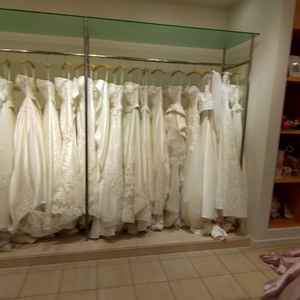 チャペルに合うように選ばれたドレスであり、トレーンが長くてAラインやプリンセスラインのドレスが豊富