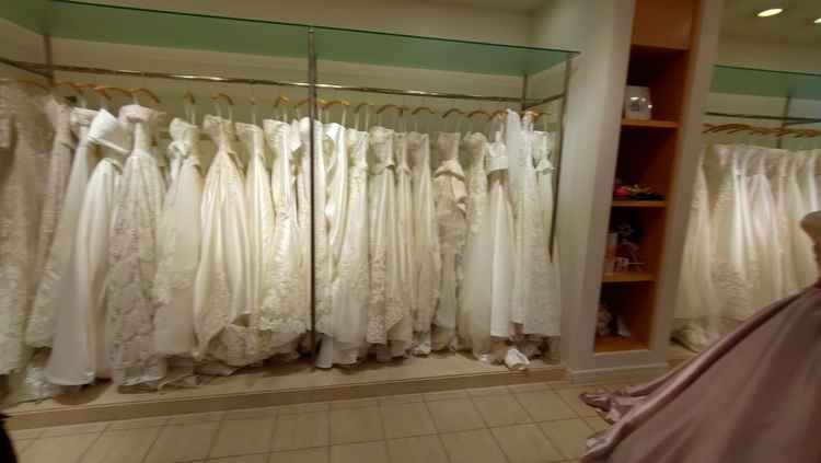 チャペルに合うように選ばれたドレスであり、トレーンが長くてAラインやプリンセスラインのドレスが豊富