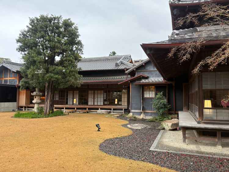 お庭には植物だけではなく、建物と空間そのものが和の雰囲気で素敵でした