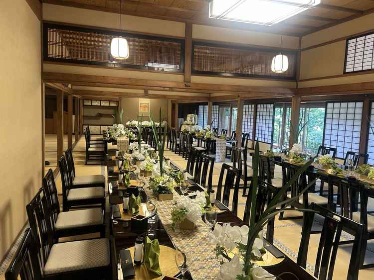 明治神宮内の桃林荘。和の趣と温かみを感じる披露宴会場