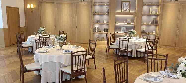 披露宴会場のゲスト席の写真です。全体的に木目調で温かく、落ち着いた雰囲気であると思いました。