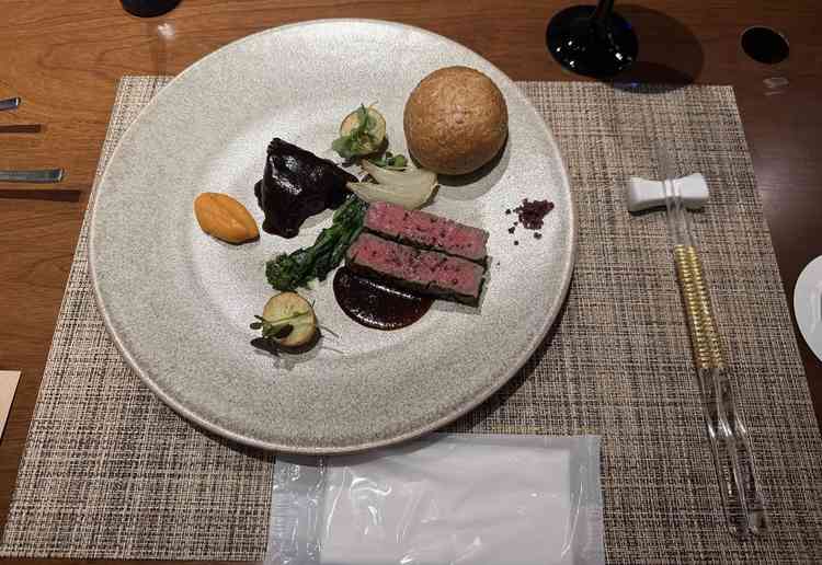 試食でいただいた肉料理がとても美味しく、柔らかくて印象的でした。
