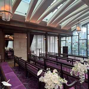 挙式会場は、紫調。イスは横に長く設置されてるので、バージンロードは短めだった。