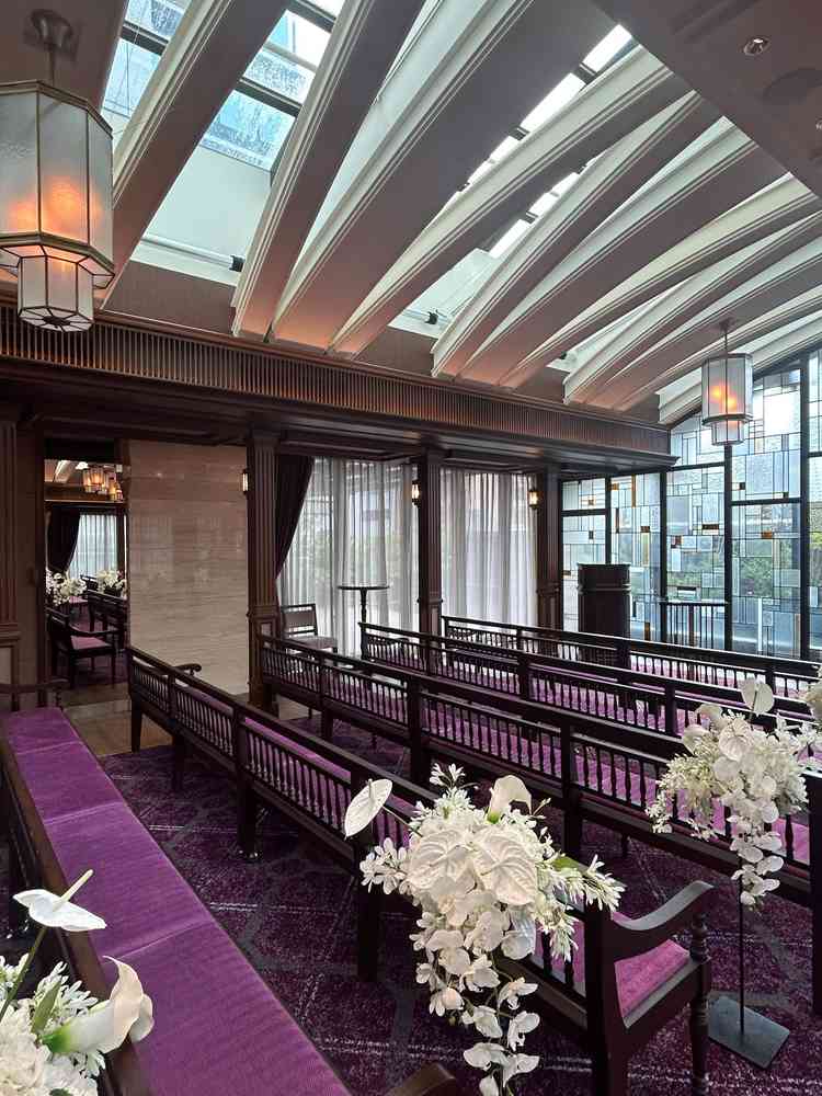 挙式会場は、紫調。イスは横に長く設置されてるので、バージンロードは短めだった。