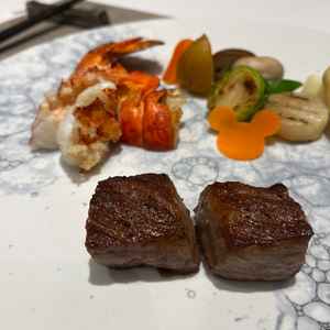 コース料理試食のメインである牛肉とオマール海老