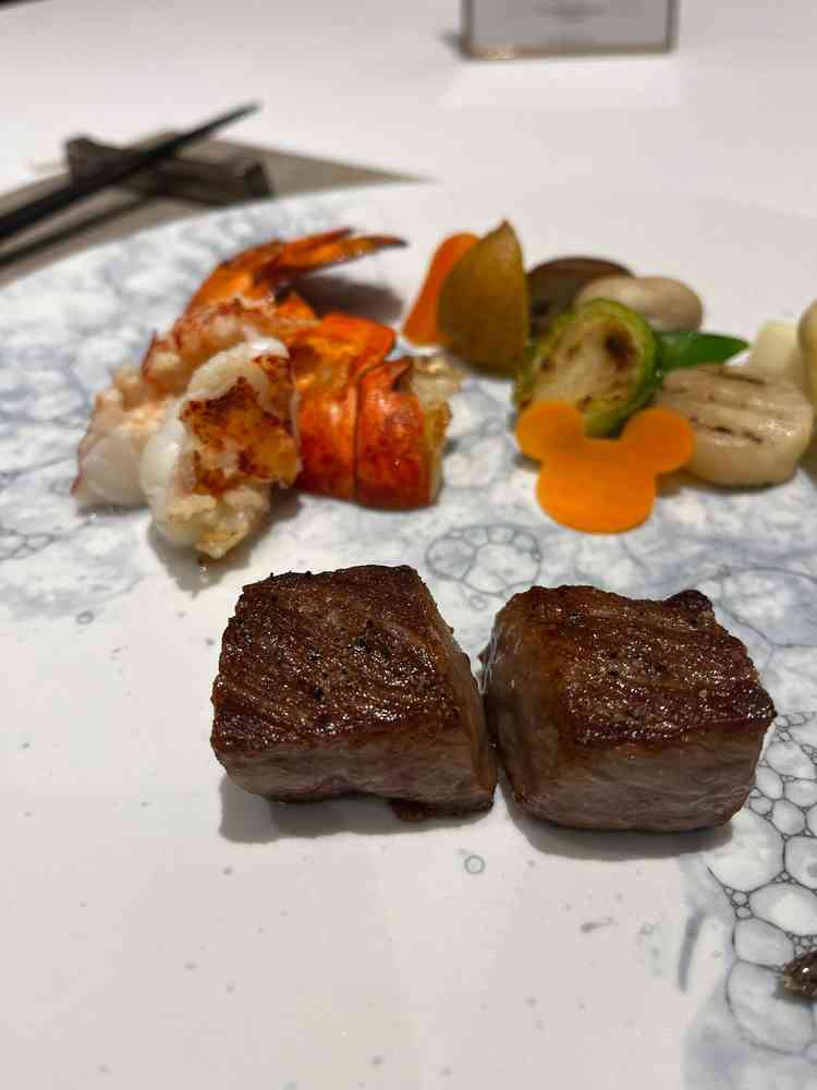 コース料理試食のメインである牛肉とオマール海老