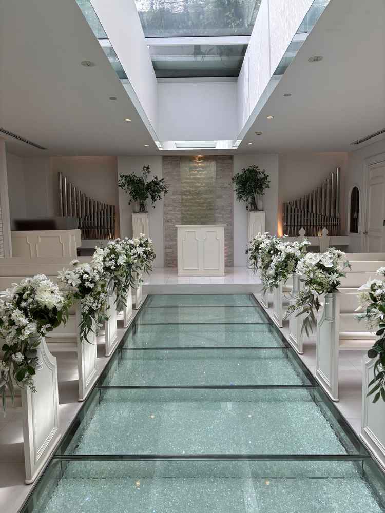 チャペル。天井の一部はガラス張りで上に水が流れている。自然光で明るいのがポイント。