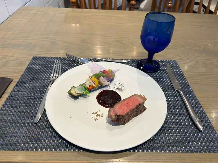 とても美味しいお肉とソースで満足だった。青いグラスも雰囲気に合っていた。