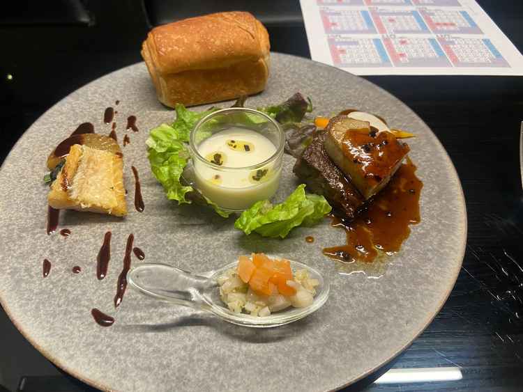 お肉にフォアグラがのっていてとても良かった。最上位プランのものなので下のランクにしたときどうかは不安