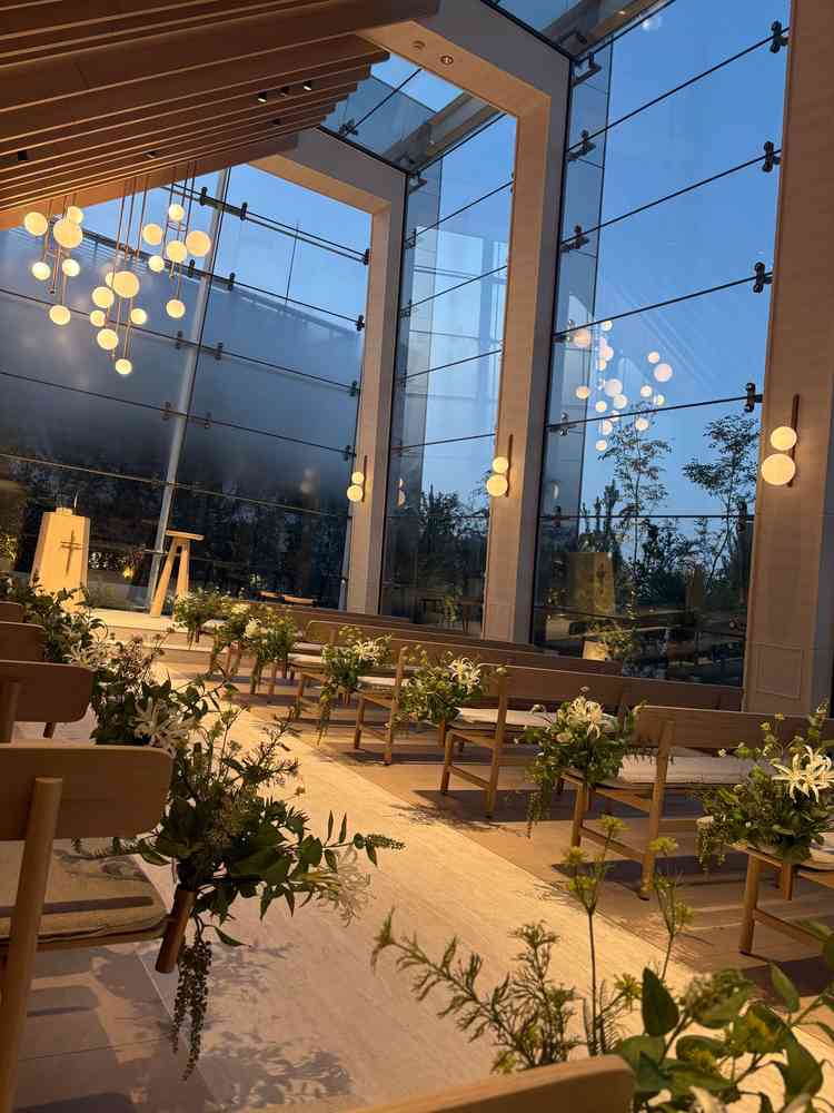 参列者席からのチャペル