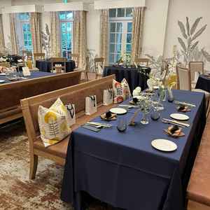 明るい雰囲気の披露宴会場。長机とベンチが珍しいと思った。