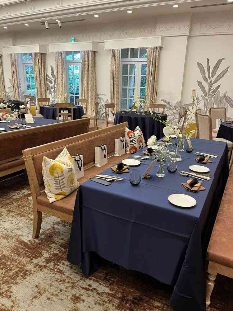 明るい雰囲気の披露宴会場。長机とベンチが珍しいと思った。