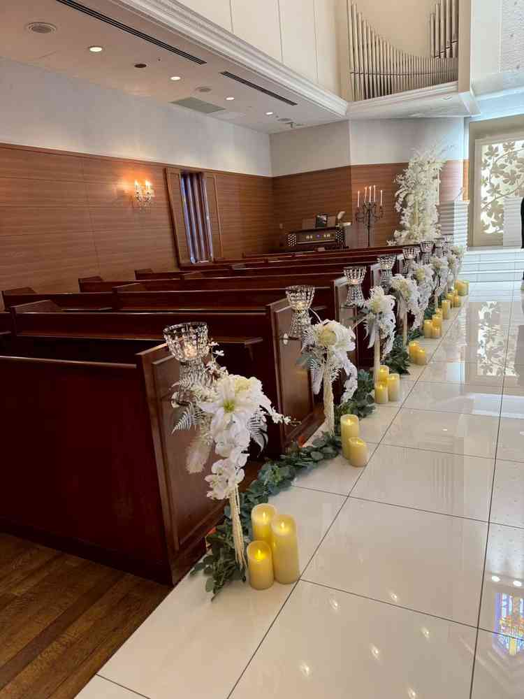 白とウッド調を基調としたチャペルは大変明るく温かい雰囲気です。