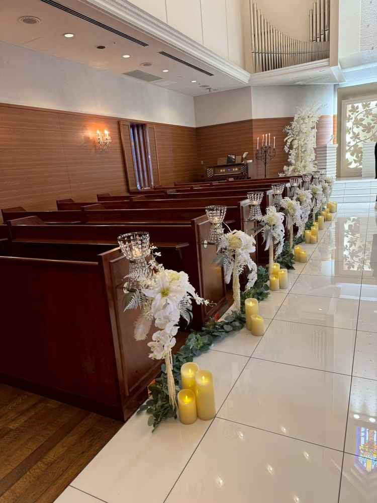 白とウッド調を基調としたチャペルは大変明るく温かい雰囲気です。