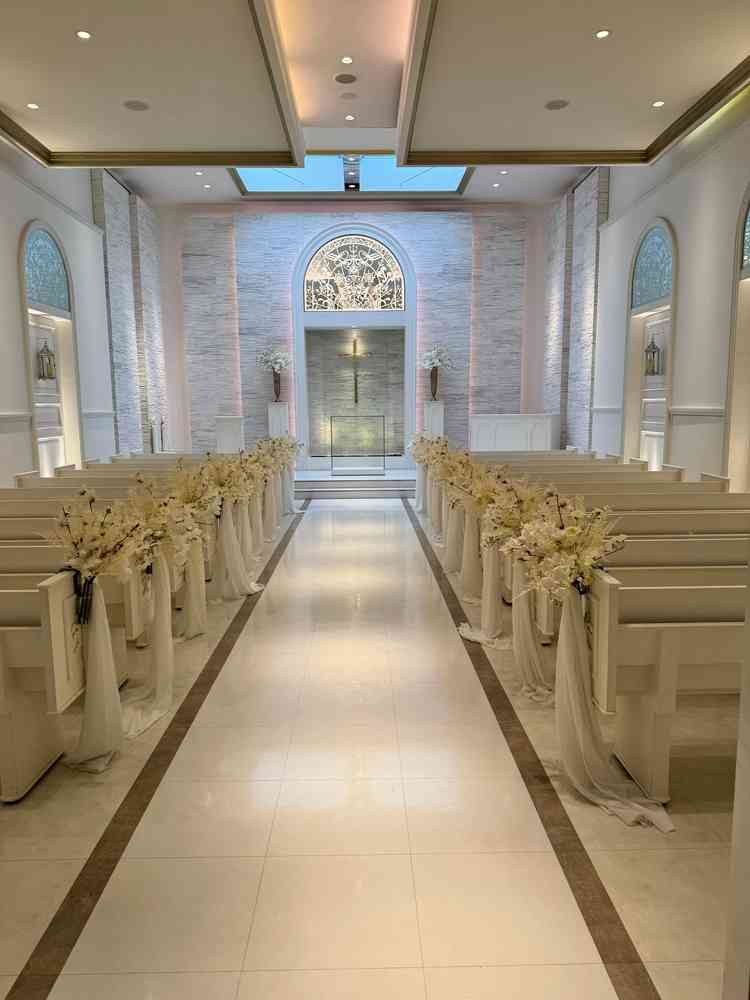 白いチャペルがとても綺麗でした！天井の一部がガラスになっているので、閉塞感がありませんでした。