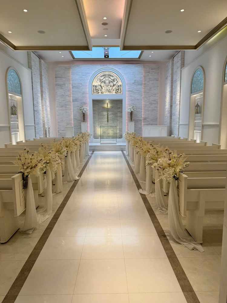 白いチャペルがとても綺麗でした！天井の一部がガラスになっているので、閉塞感がありませんでした。