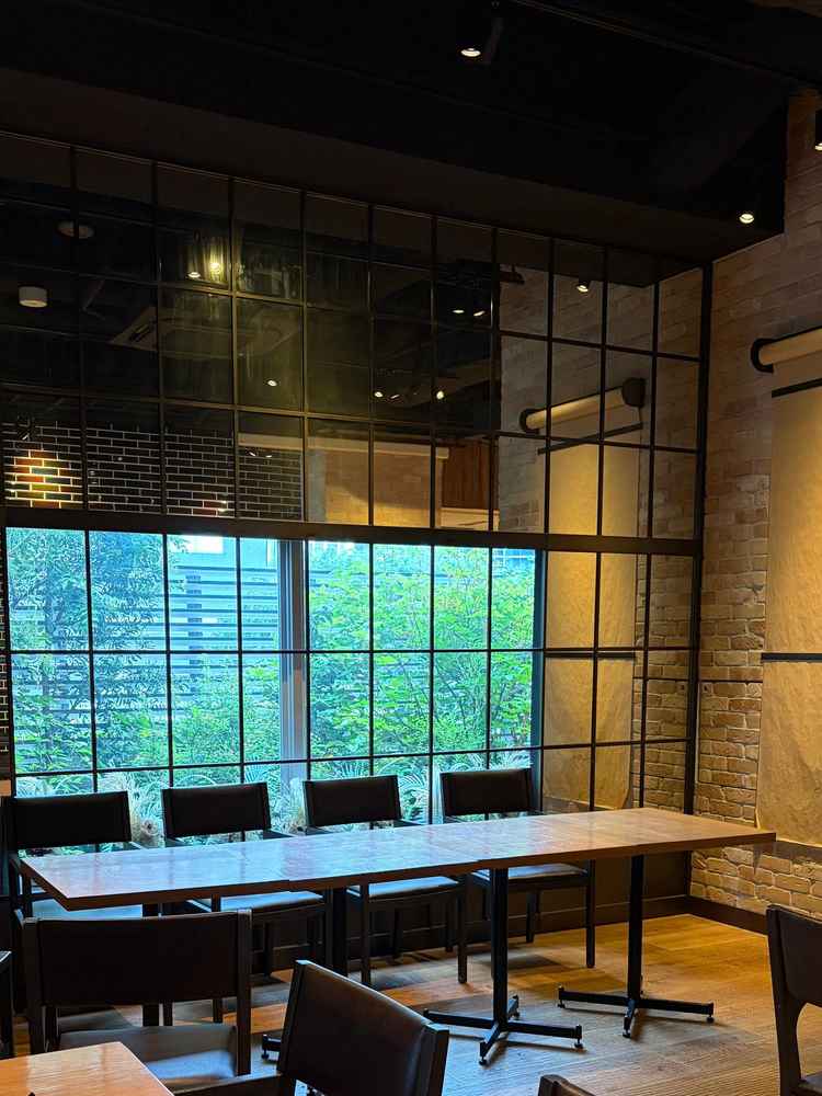 セレモニーをセッティングする、お店中央付近の窓。窓からは植栽が見えて雰囲気が良かった。