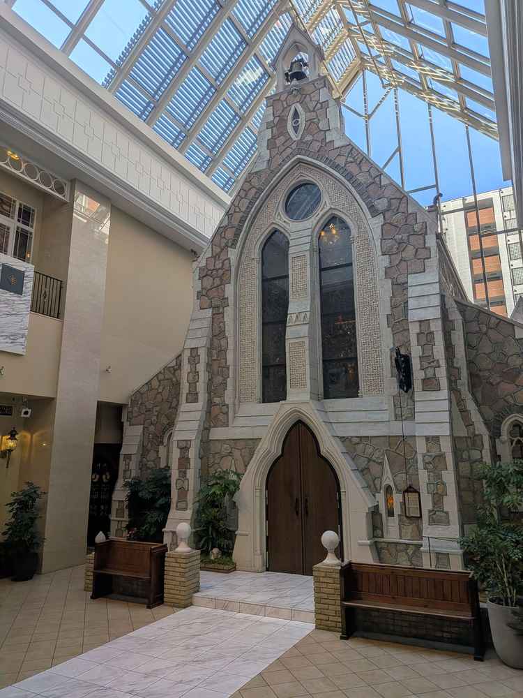 ロンドンに実在する教会を再現したチャペル。チャペル前は自然光で明るく、季節や天候に左右されない。