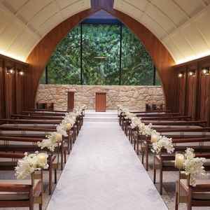 チャペルは白ドレスが映えるよう設計された色合いにこだわりを感じました。