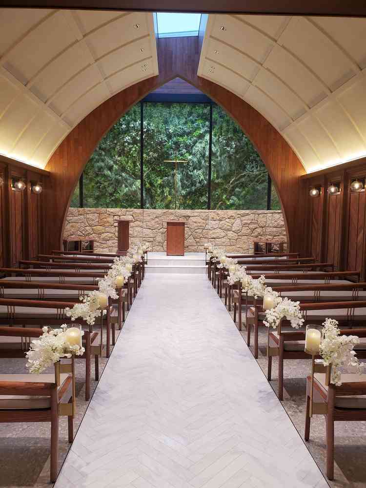 チャペルは白ドレスが映えるよう設計された色合いにこだわりを感じました。